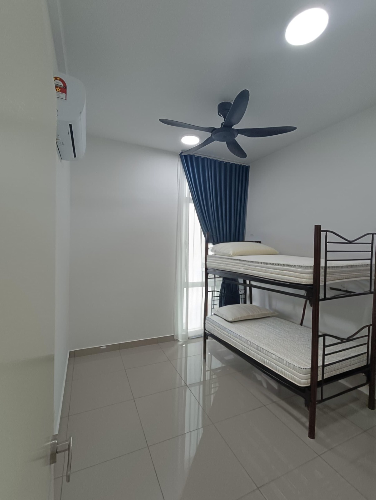 【ANGGUN LUMAYAN】 Twin Room (Air-cond Hostel)