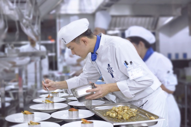蓝带国际厨艺学院吸引了不少年轻才俊前来学艺，培育了许多餐饮及礼待领域的人才。