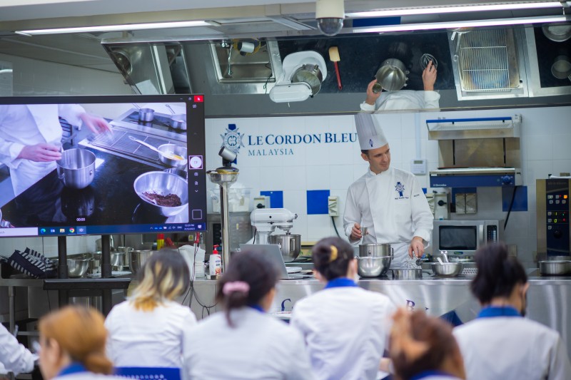 马来西亚蓝带国际厨艺餐旅学院的课程采小班制（最多12人），导师能充分了解每个学生，并给
予适当的指导。