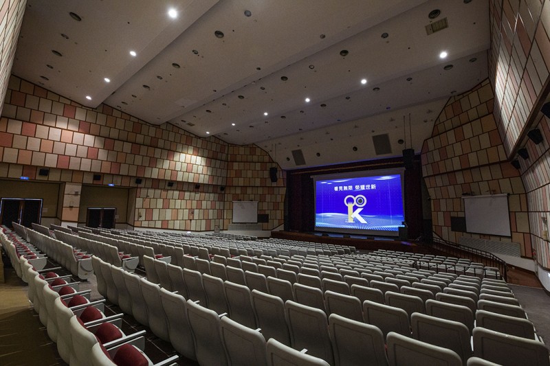 世新大學2021年初將大禮堂投影播放設備，升級到8K頂級水準，並安裝全台灣唯三的超大銀幕