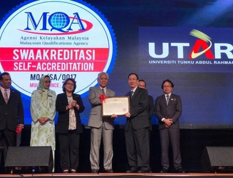 The Minister from Ministry of Higher Education (middle) awarded the Self Accreditation Status Certificate to the former President of UTAR, Prof Chuah (right two).