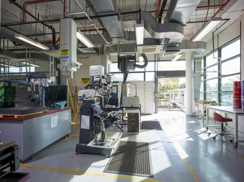 工程实验室 - 赫瑞.瓦特大学马来西亚校区有多个工程实验室，鼓励学生使用。根据他们的课程和需求，学生可以免费使用实验室来进行项目工作和与讲师会面。