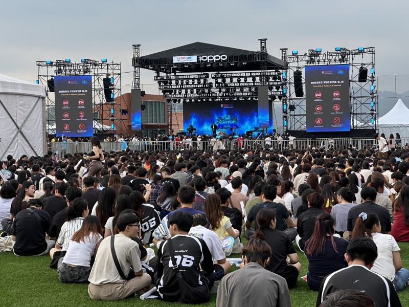 2025 Music Fiesta 汇聚音乐、舞蹈与各种精彩表演，现场洋溢着青春热情与热闹氛围，展现丰富多彩的校园生活。