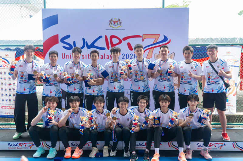 拉曼理工大学男子排球队在SUKIPT 2026赛会中勇夺金牌，赛后合影庆祝胜利。