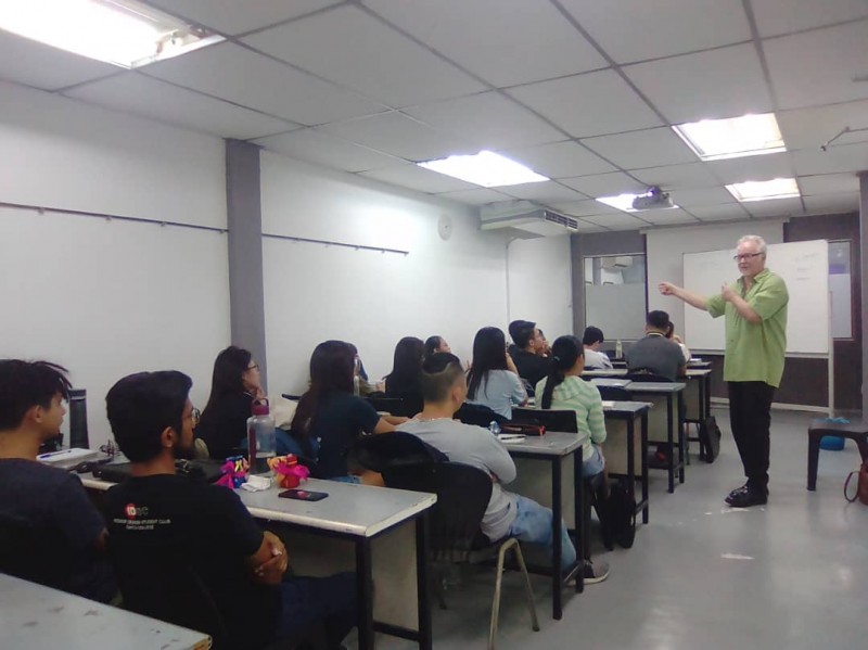 Adjunct lecturer conducting a class at Saito University College