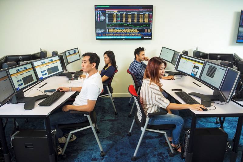 詹姆斯库克大学新加坡校区提供完善的设施和服务以利学习，图为供主修金融专业的学生实践知识的金融交易模拟室。