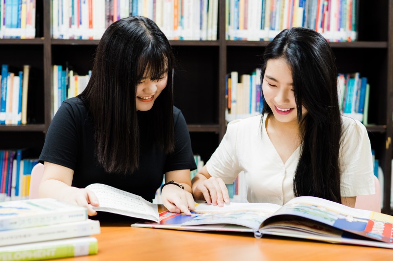 智源教育学院图书馆有不少藏书，供学生借阅参考。