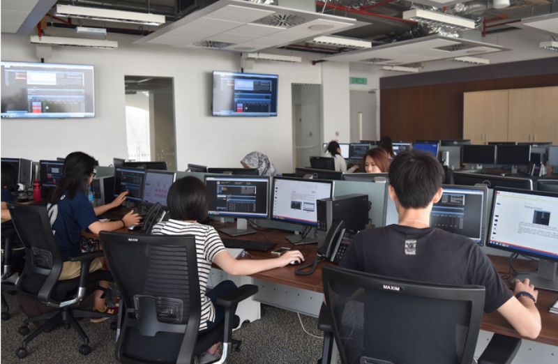 雷丁大学马来西亚分校设有金融交易教学室，让学生使用交易模拟软件，有效培养金融交易技能。
