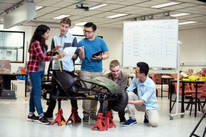 参与科大机械人团队（HKUST Robotics Team），在教授及队员指导下创造属于自己的机器人。