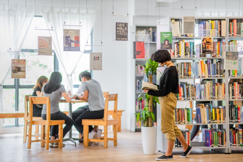 大同韩新学院图书馆位于学院的一楼，占学院空间的五分之一，藏书约四千本，充分彰显了韩新对于培育学生人文素养的重视。