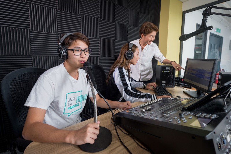 【广播室】设备齐全，配备专业的广播器材，为学生进行广播训练的场所。校园DJ每周一至周五中午12时至1时通过校园电台“韩新TIME”为全校师生提供最新、最潮的新闻和资讯节目。
