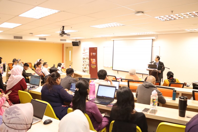 Faculty of Business and Communication
Media and Broadcasting Centre 
Students gain practical experience in the Media and Broadcasting Centre, where they learn to operate industry-standard equipment and develop production skills under the guidance of experienced instructors.