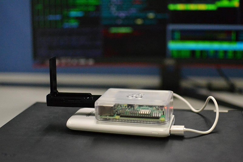 《信息工程学》的其中一门专业为网络安全, 例如研究图中的树莓派（Raspberry Pi）装置, 以了解和应付黑客利用此装置攻击企业级 Wi-Fi 无线网络而窃取信息。