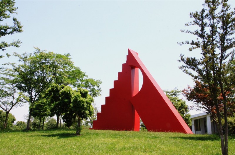 College logo sculpture