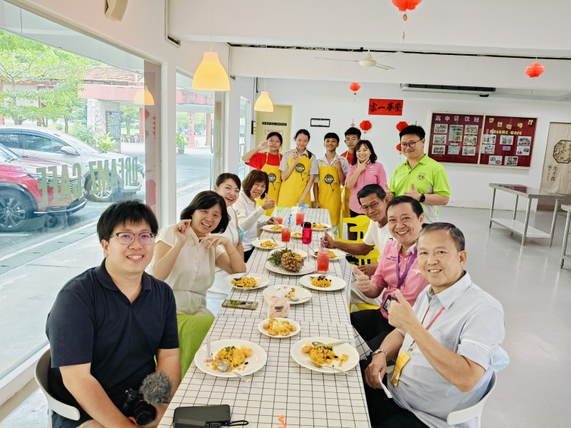 咖啡厅实习店员烹煮凤梨炒饭招待来宾。