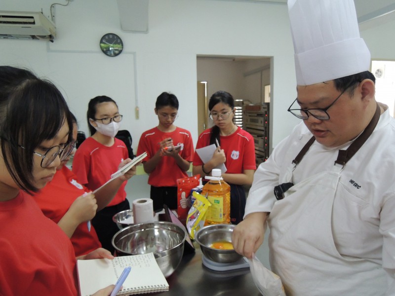 怡保康博国际学院（Kompas International College）杨泽宗讲师指导学生烘焙课程。