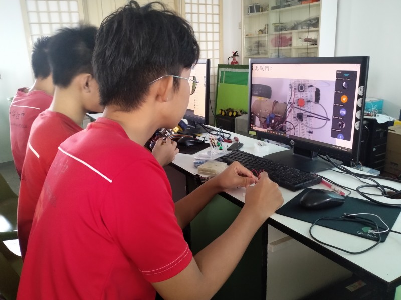 学生们通过腾讯会议与中国泉州轻工职业学院副校长何世伟、黄磊老师张洵锴老师连线。