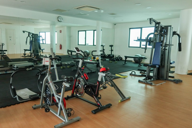 学生可免费使用校内运动场地包括：篮球场、排球场、户外五人制足球场和皮克球场等。此外，学院还设有室内健身房，满足学生多元化的运动需求，助力健康生活与全面发展。