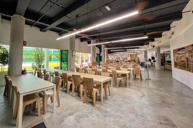 我们的食堂为所有学生提供津贴午餐，大家共同参与服务、切菜和清洗自己的餐具。