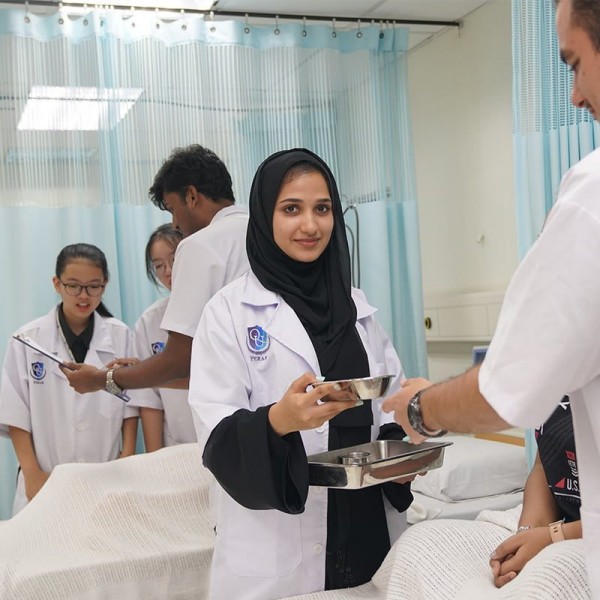 QIU 医学系学生有机会在专业导师的指导下，在模拟医院病房的真实环境中提升及锻炼治疗技能。