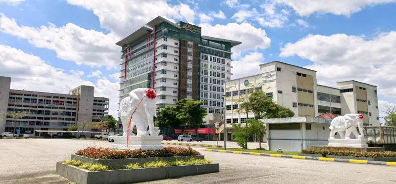 吉隆坡科技大学校园占地600亩，是一所应用研究型大学。