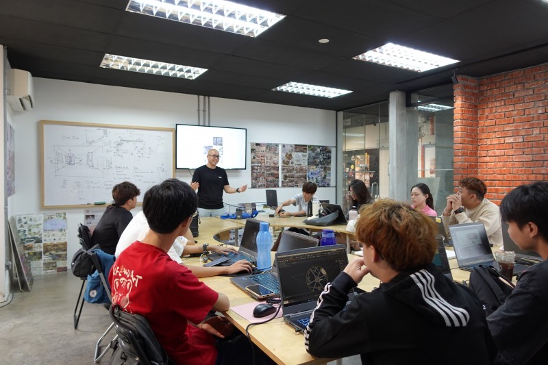 Mobius学院采取小班制教学，因此导师可更深入了解每个学员的能力，再提供个别指导。