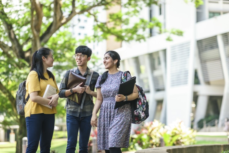 新加坡国立大学致力于提供广泛和具有包容性的教育环境，以助学生达到他们的极致。