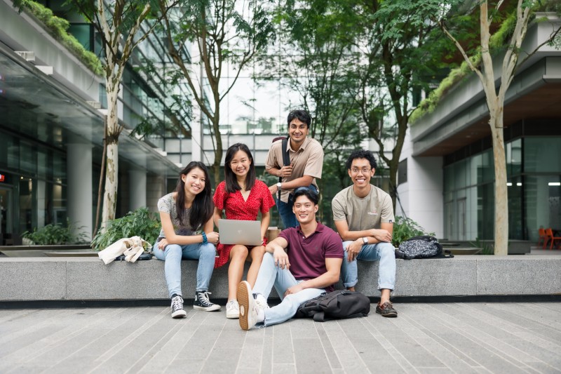 新加坡国立大学汇集了各个科系的精英，一起交流意见并合作。