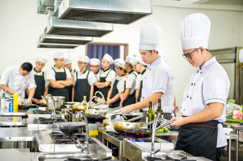 在经验丰富的导师带领下，学生研发各种精致创新的美食，展现非凡的才能。