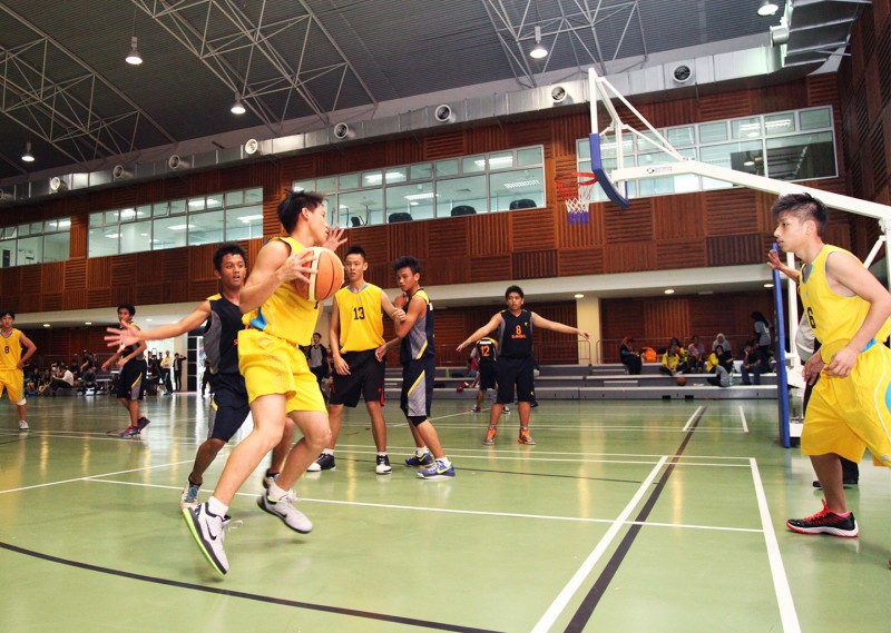 Students can utilise the sport and recreation facilities on campus such as the basketball court.
